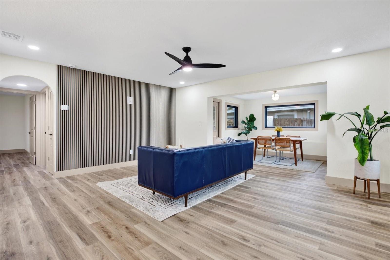 Listing photo id 3 for 203 Driftwood Drive W