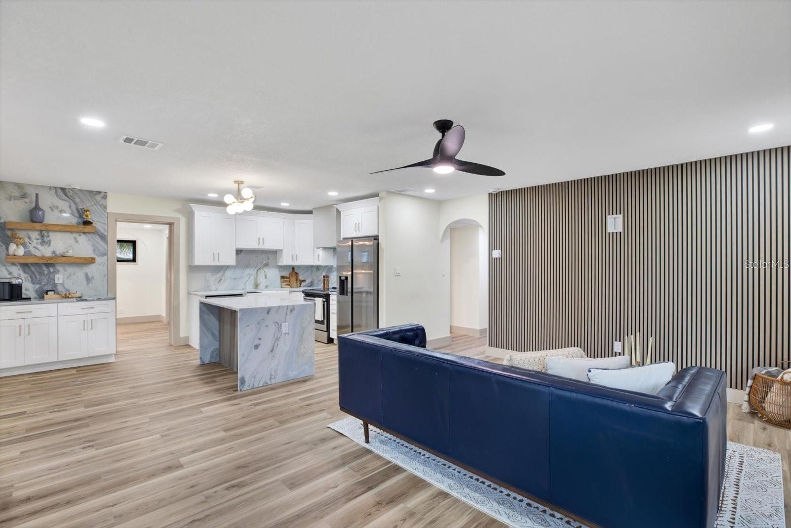 Listing photo id 4 for 203 Driftwood Drive W