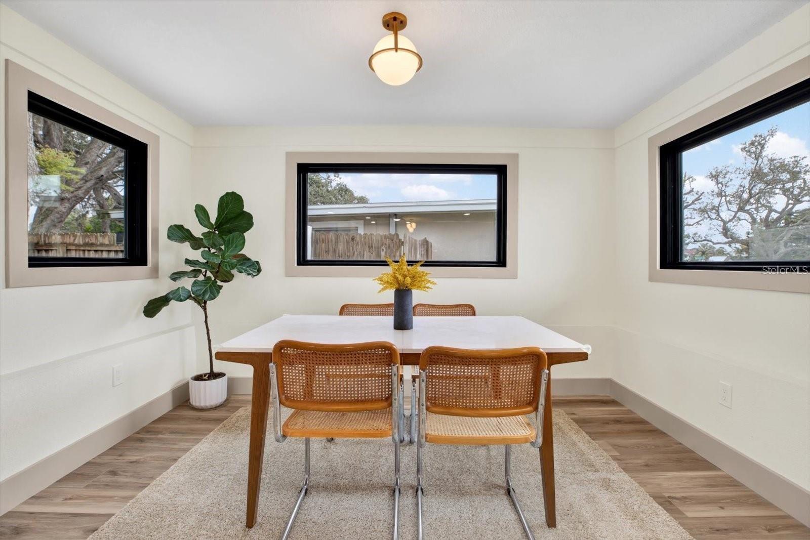 Listing photo id 6 for 203 Driftwood Drive W