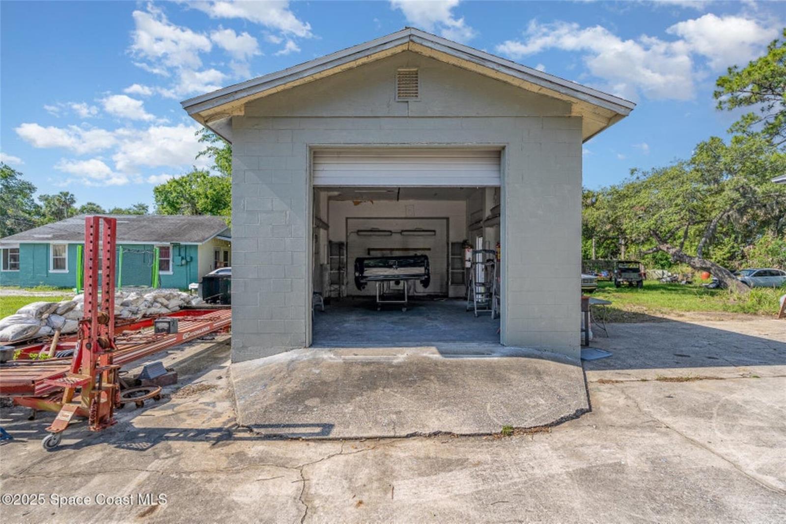 Listing photo id 11 for 425 Coleman Street