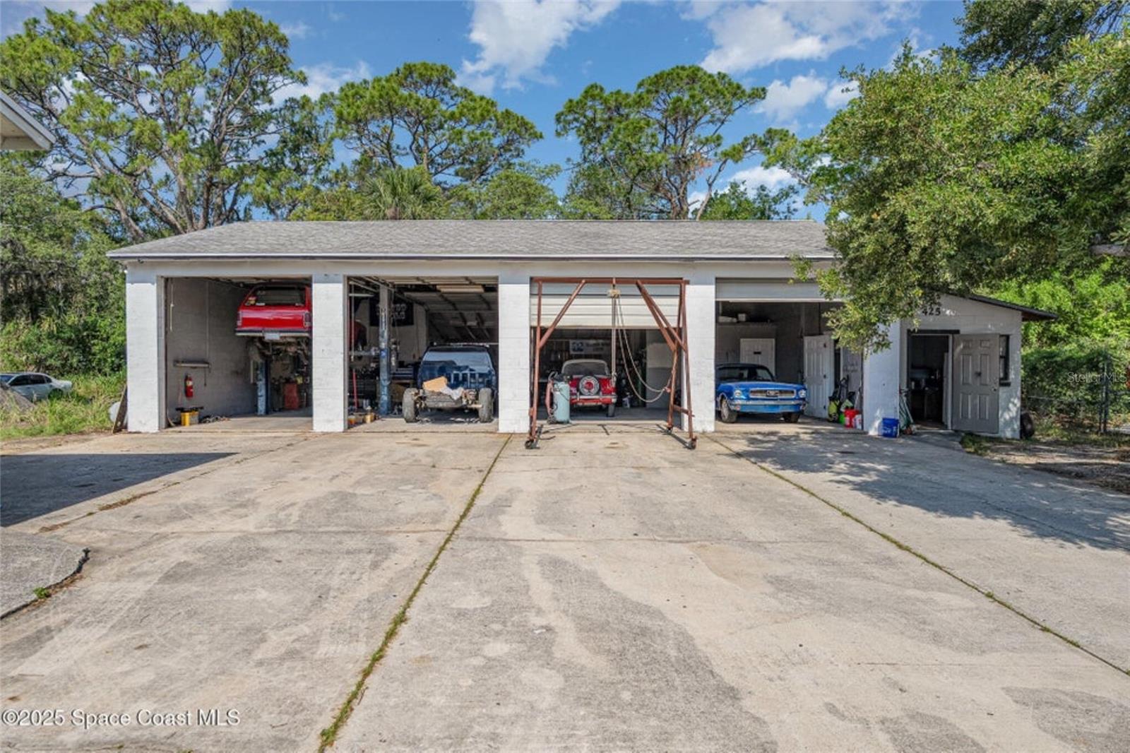 Listing photo id 0 for 425 Coleman Street