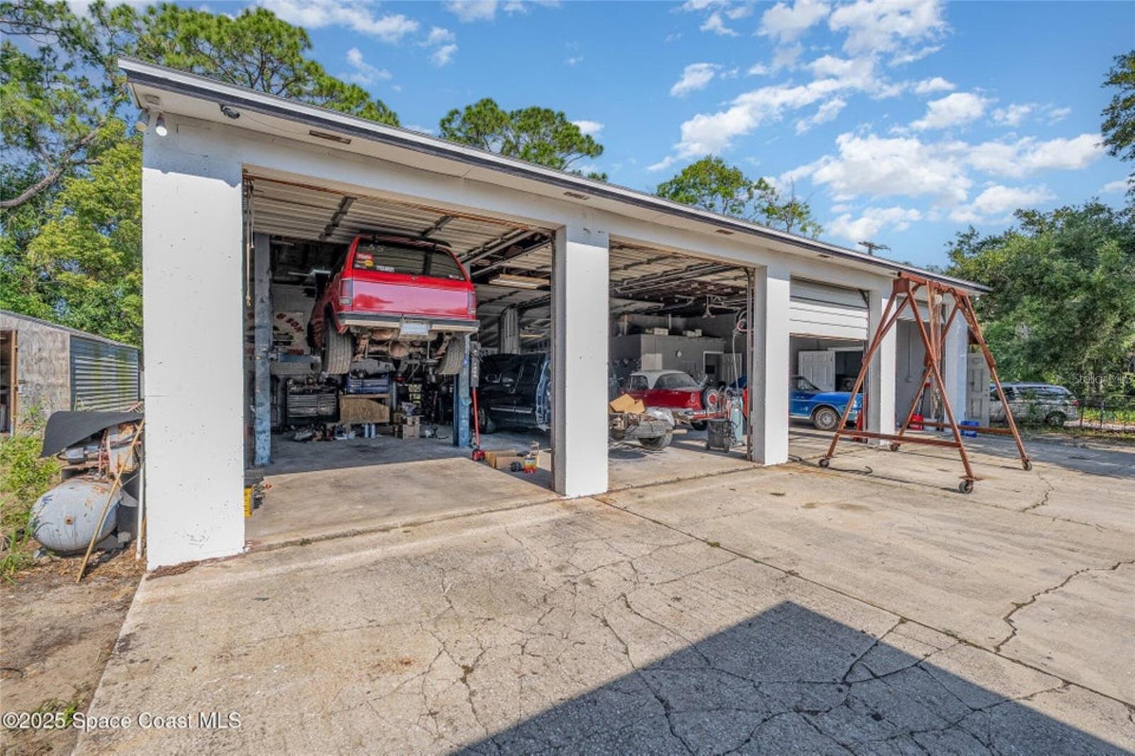 Listing photo id 1 for 425 Coleman Street