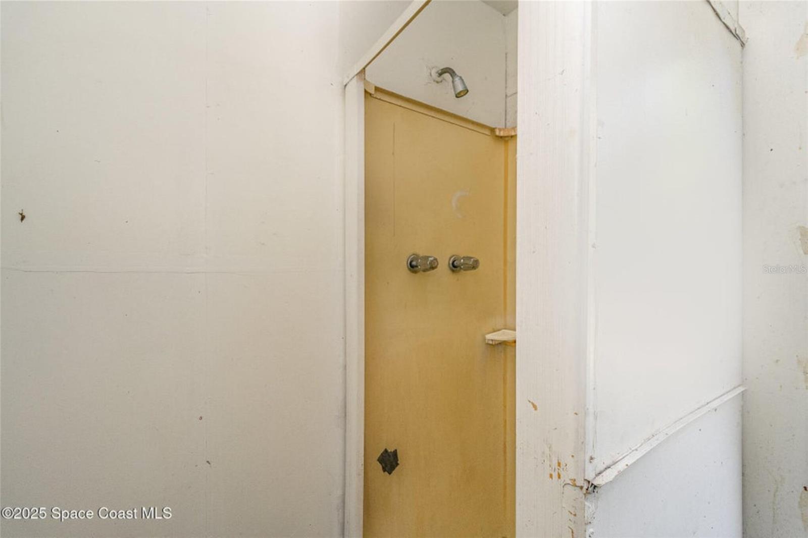 Listing photo id 5 for 425 Coleman Street