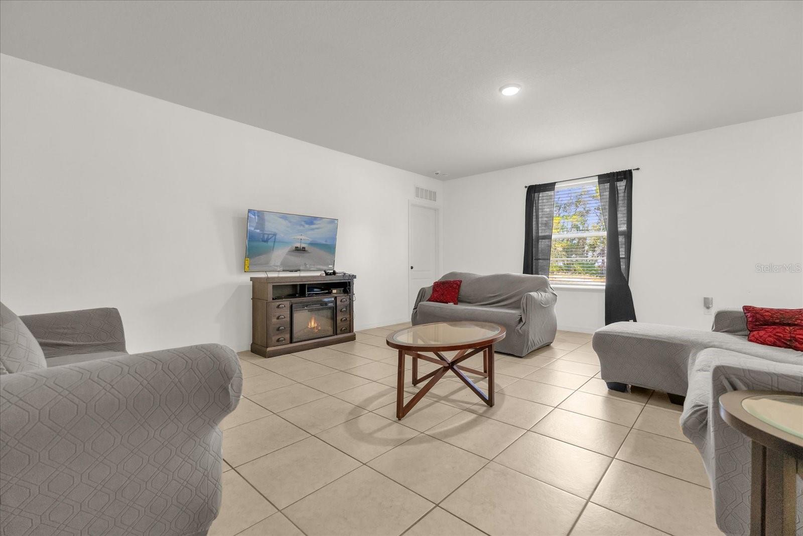 Image 11 of 31 For 123 Zinnia Lane W