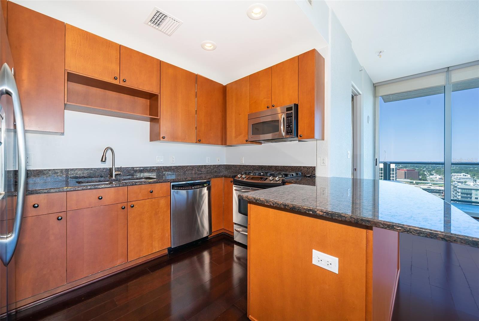 Image 12 of 31 For 150 Robinson Street 2112
