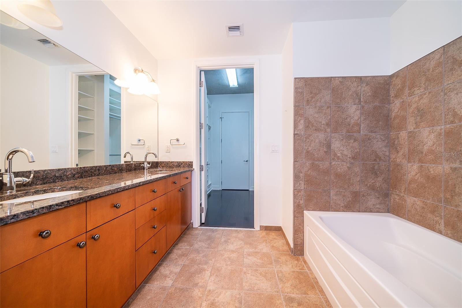 Image 19 of 31 For 150 Robinson Street 2112