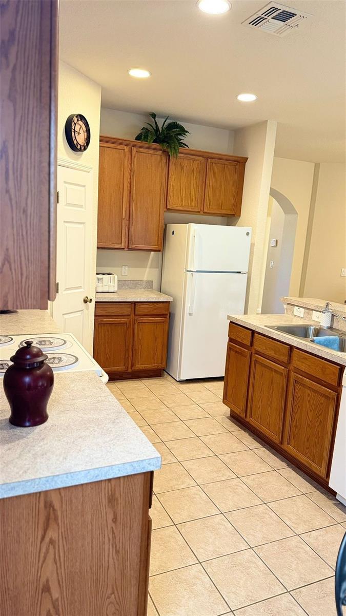 Image 17 of 25 For 4989 Thames Street W