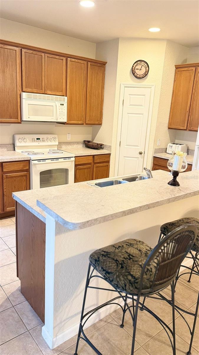 Image 6 of 25 For 4989 Thames Street W