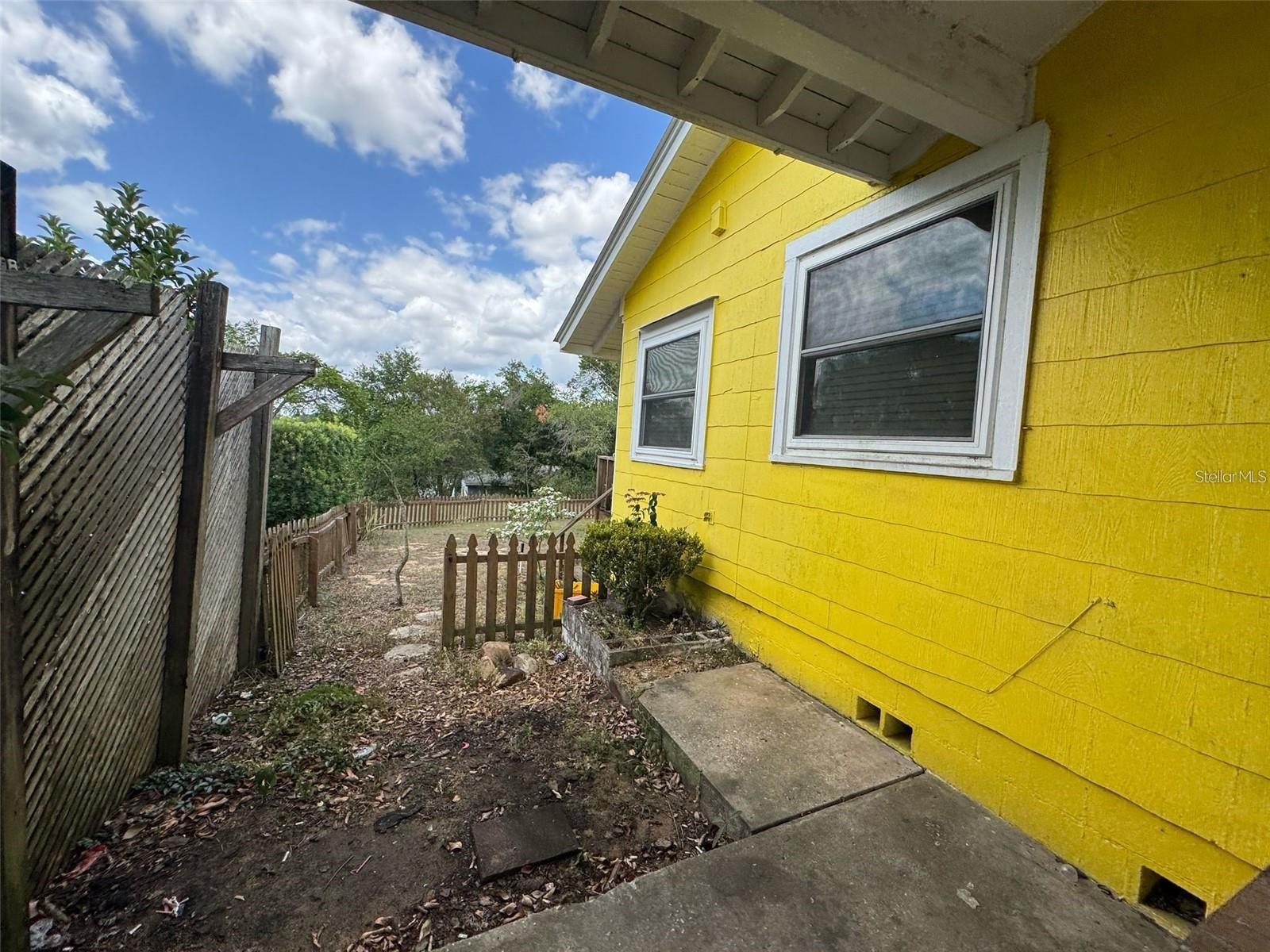Image 10 of 35 For 825 Poinsettia Drive