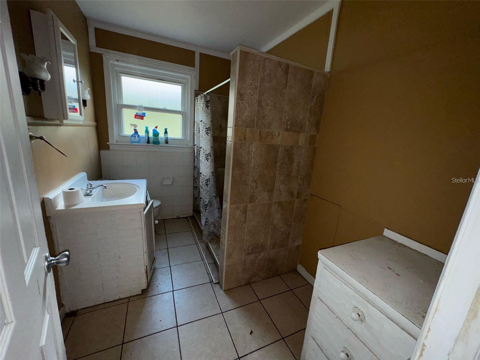 Image 21 of 35 For 825 Poinsettia Drive