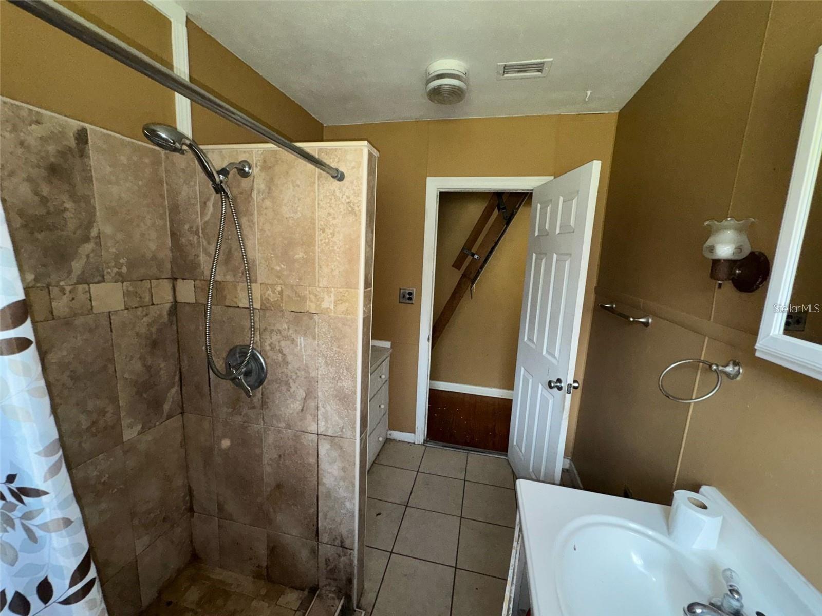 Image 22 of 35 For 825 Poinsettia Drive