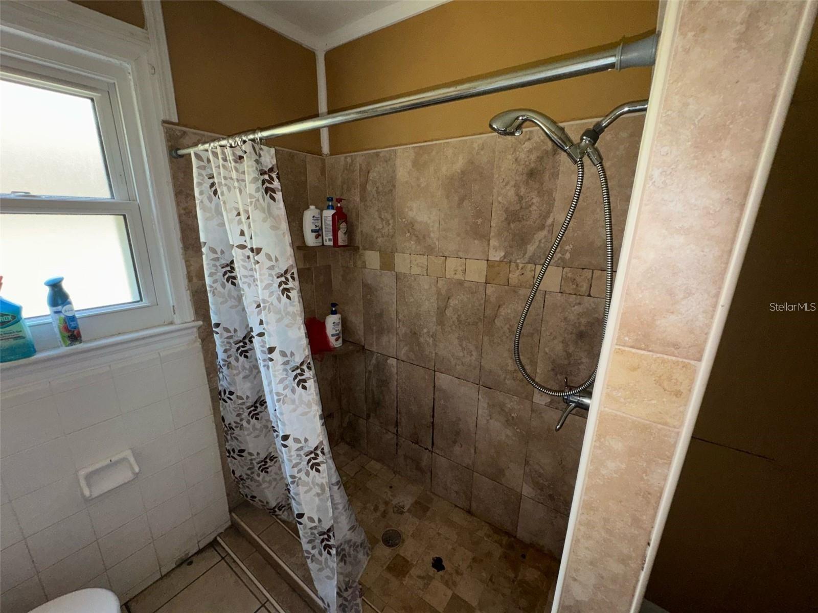 Image 23 of 35 For 825 Poinsettia Drive