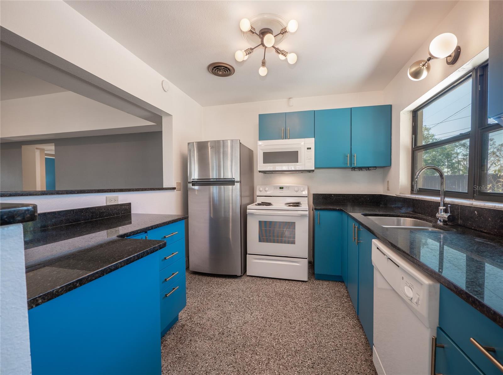 Image 14 of 25 For 332 Lakeland Avenue