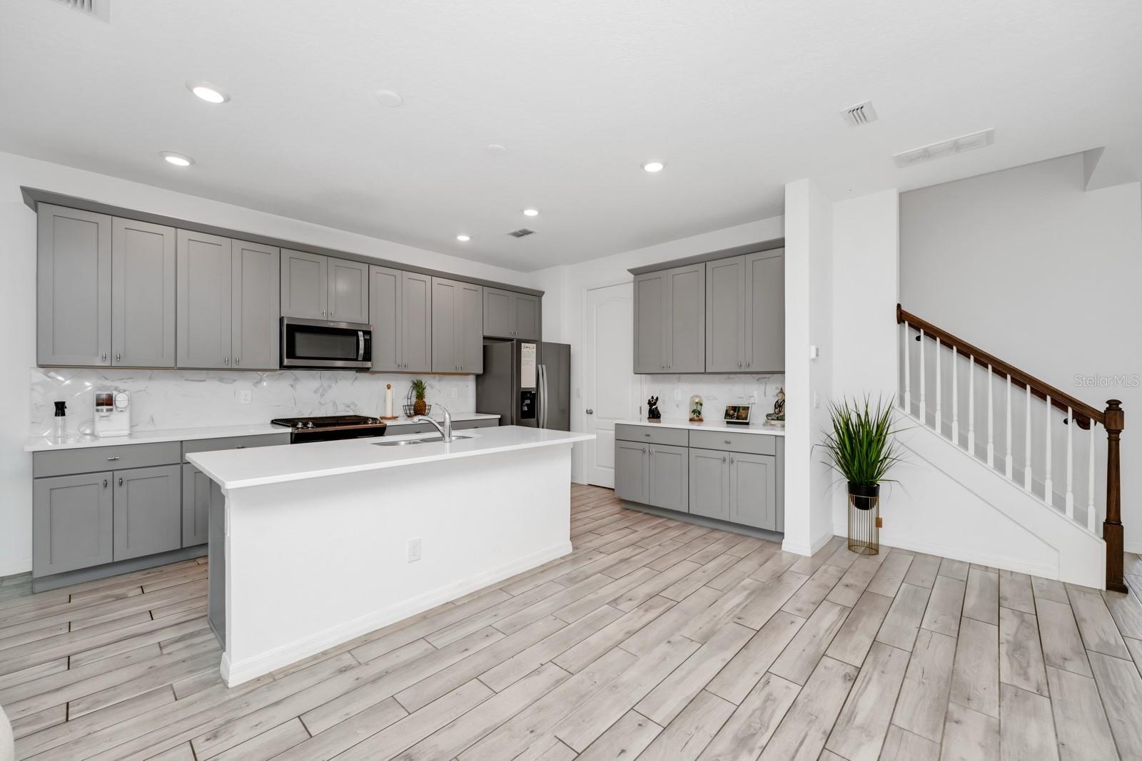 Image 13 of 55 For 652 Benoi Drive