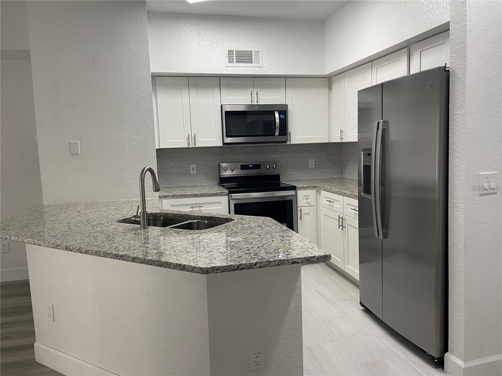 Image 4 of 32 For 824 Camargo Way 303