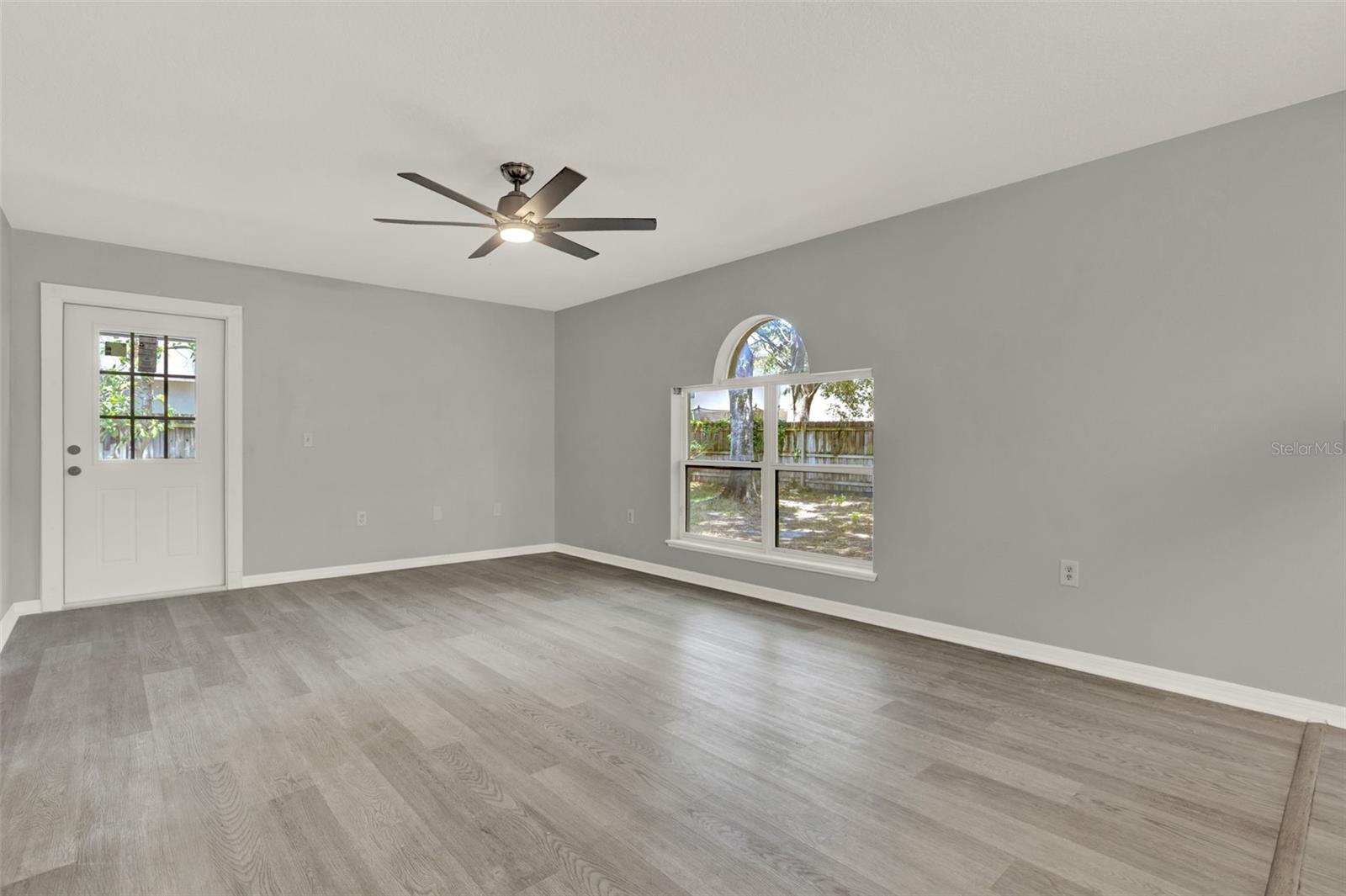 Image 15 of 44 For 809 Deer Glen Court