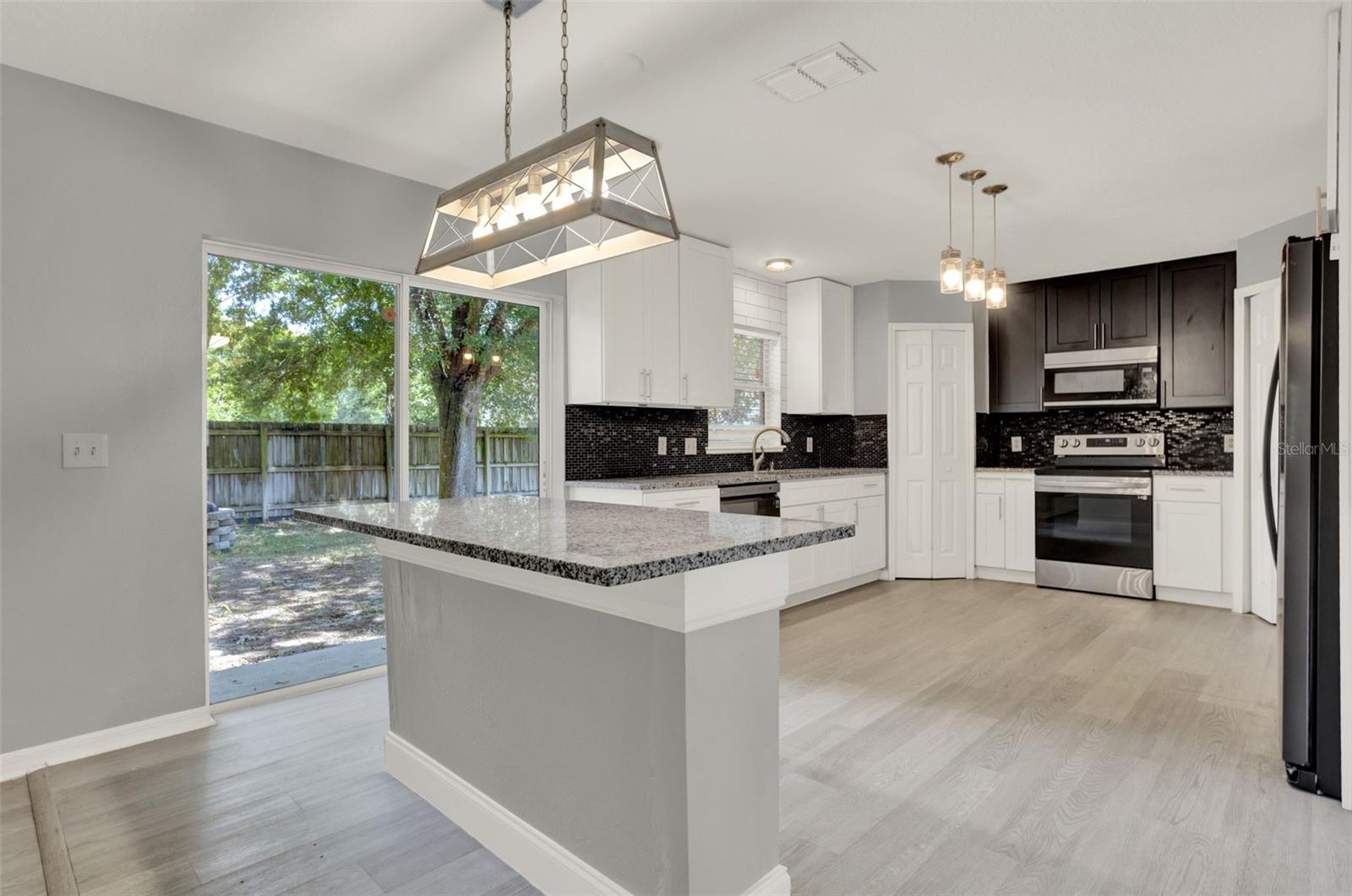 Image 17 of 44 For 809 Deer Glen Court