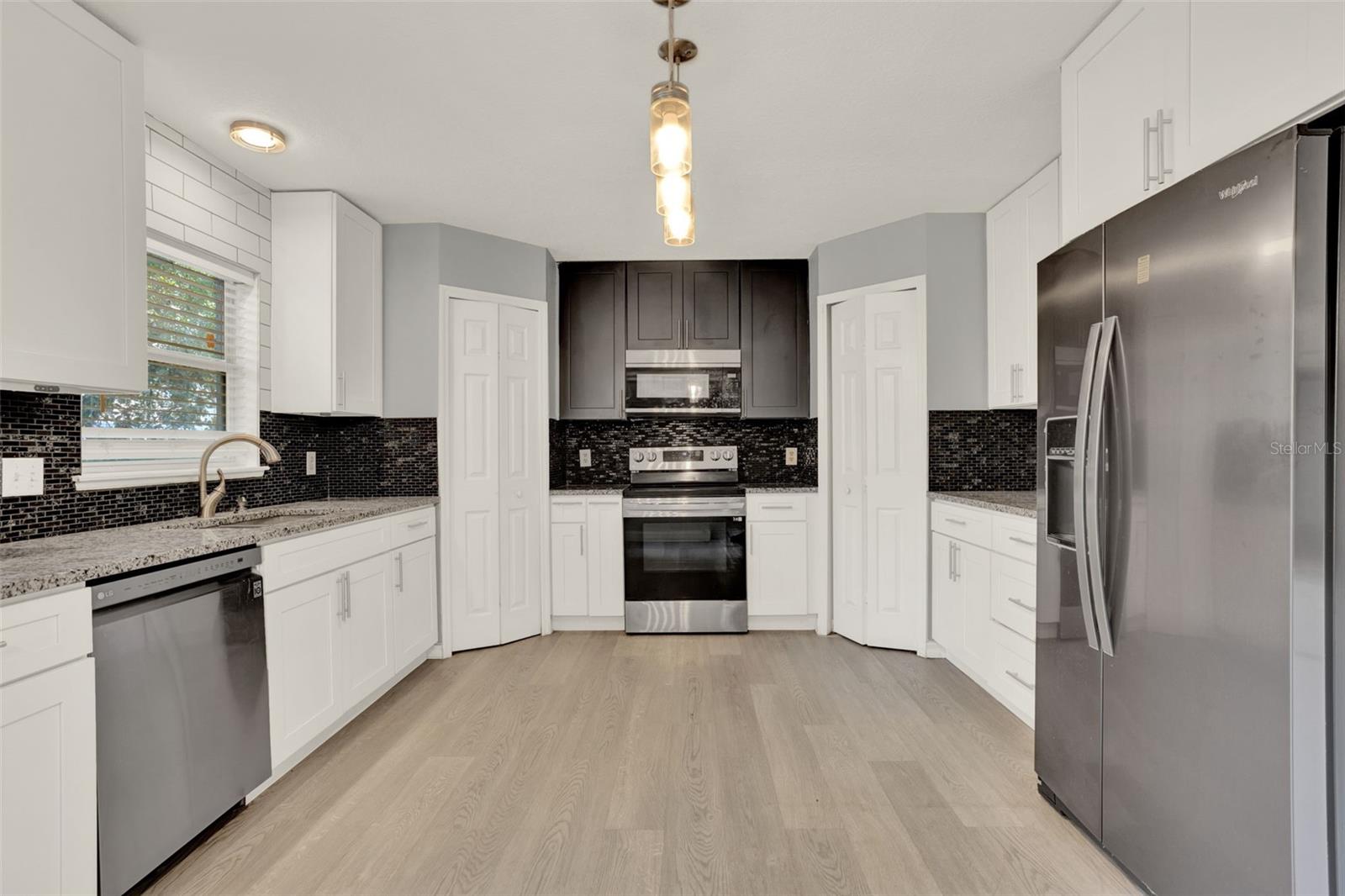 Image 19 of 44 For 809 Deer Glen Court