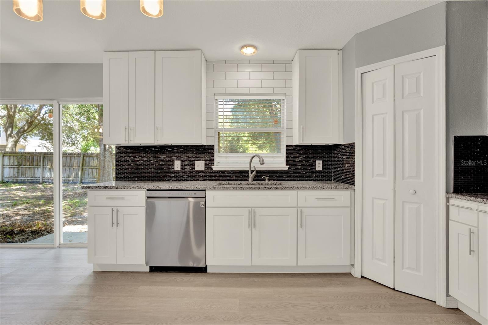 Image 21 of 44 For 809 Deer Glen Court