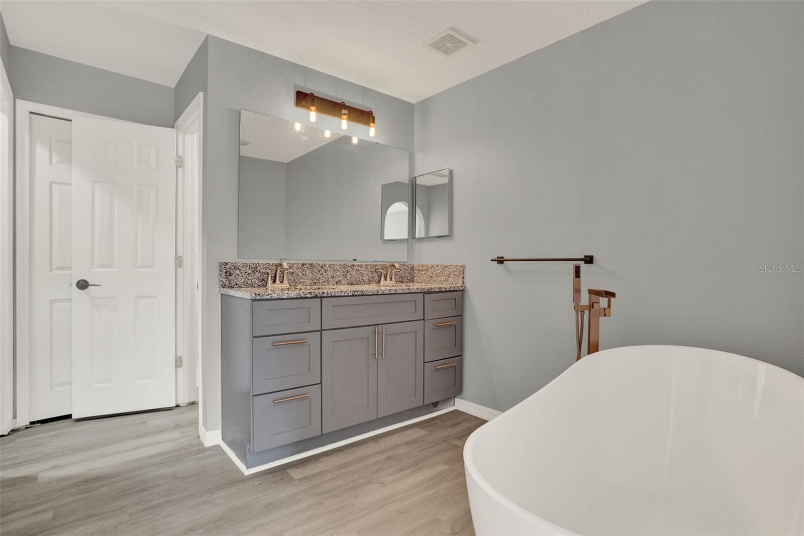 Image 29 of 44 For 809 Deer Glen Court