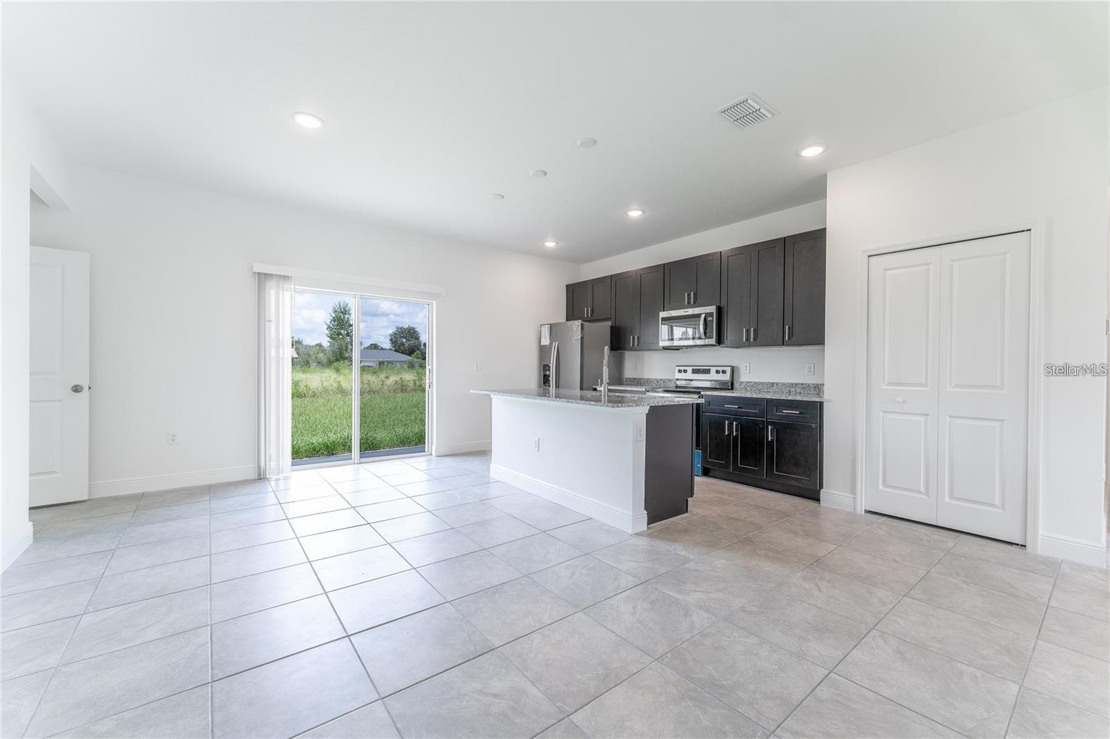 Listing photo id 9 for 10089 Athenia Drive