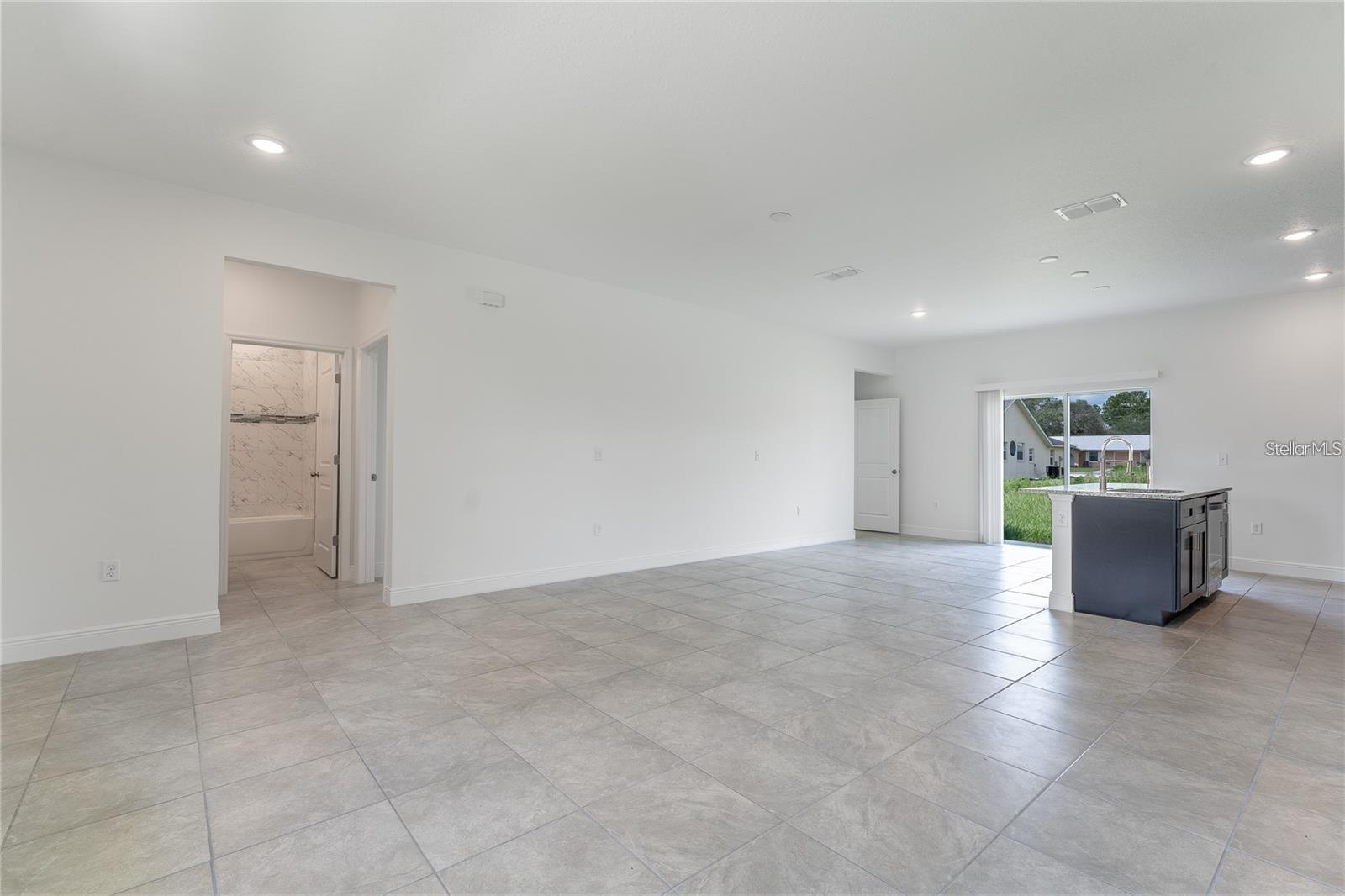 Listing photo id 10 for 10089 Athenia Drive