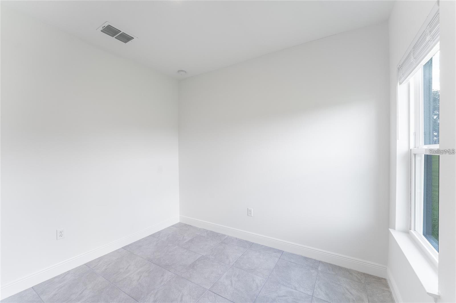 Listing photo id 14 for 10089 Athenia Drive