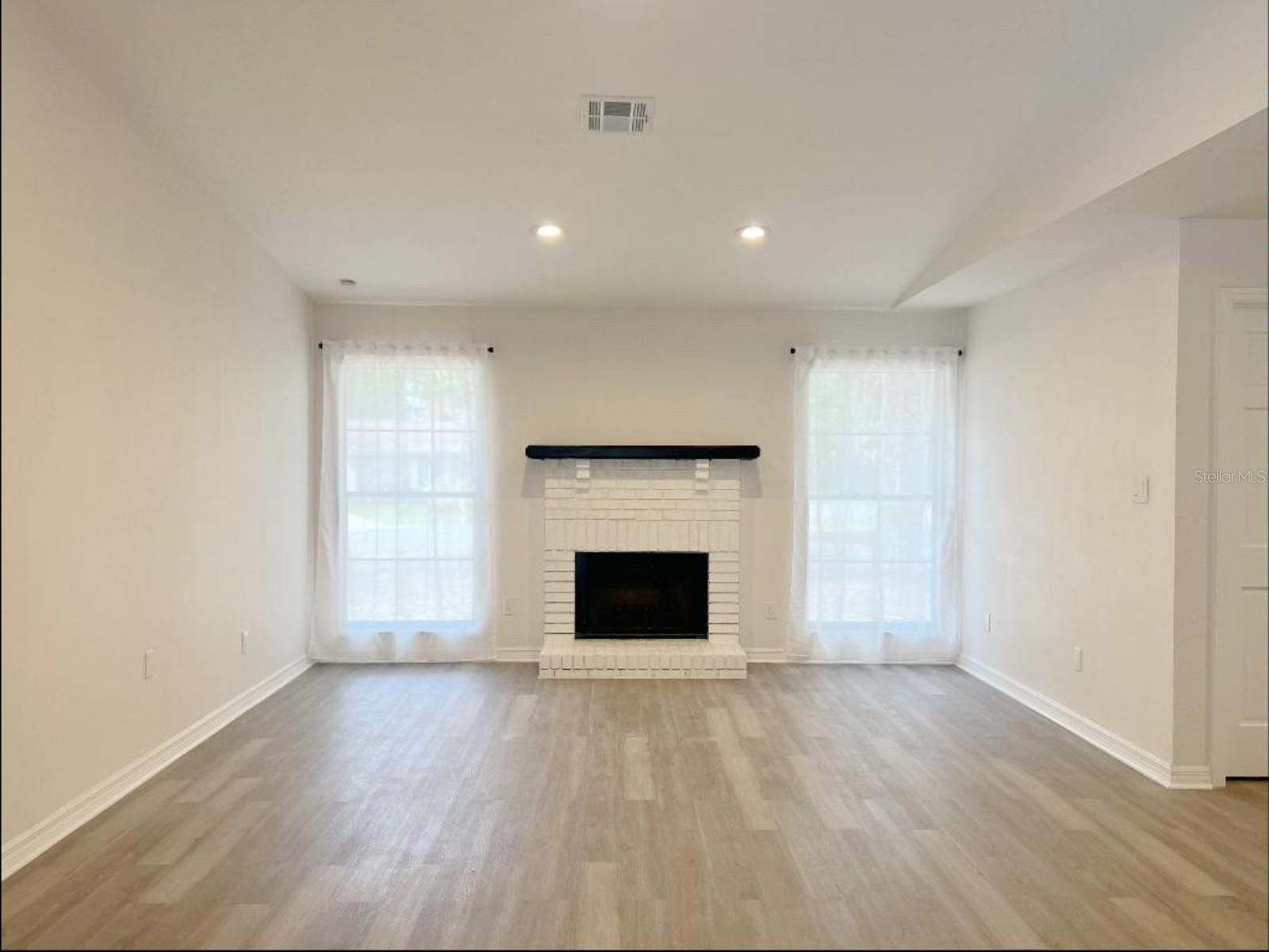 Image 10 of 32 For 965 Brentwood Drive