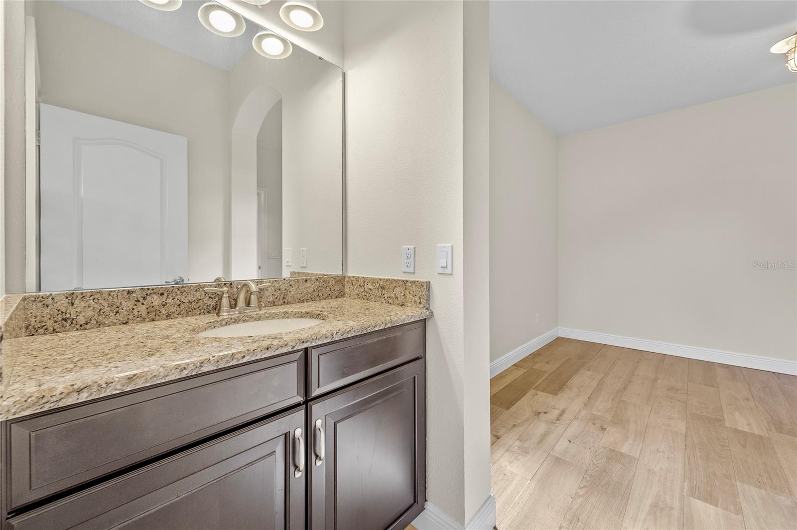 Image 29 of 48 For 808 Sherbourne Circle