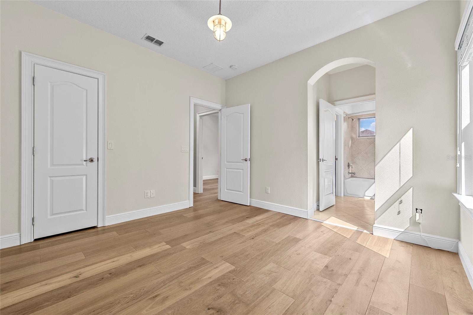 Image 31 of 48 For 808 Sherbourne Circle