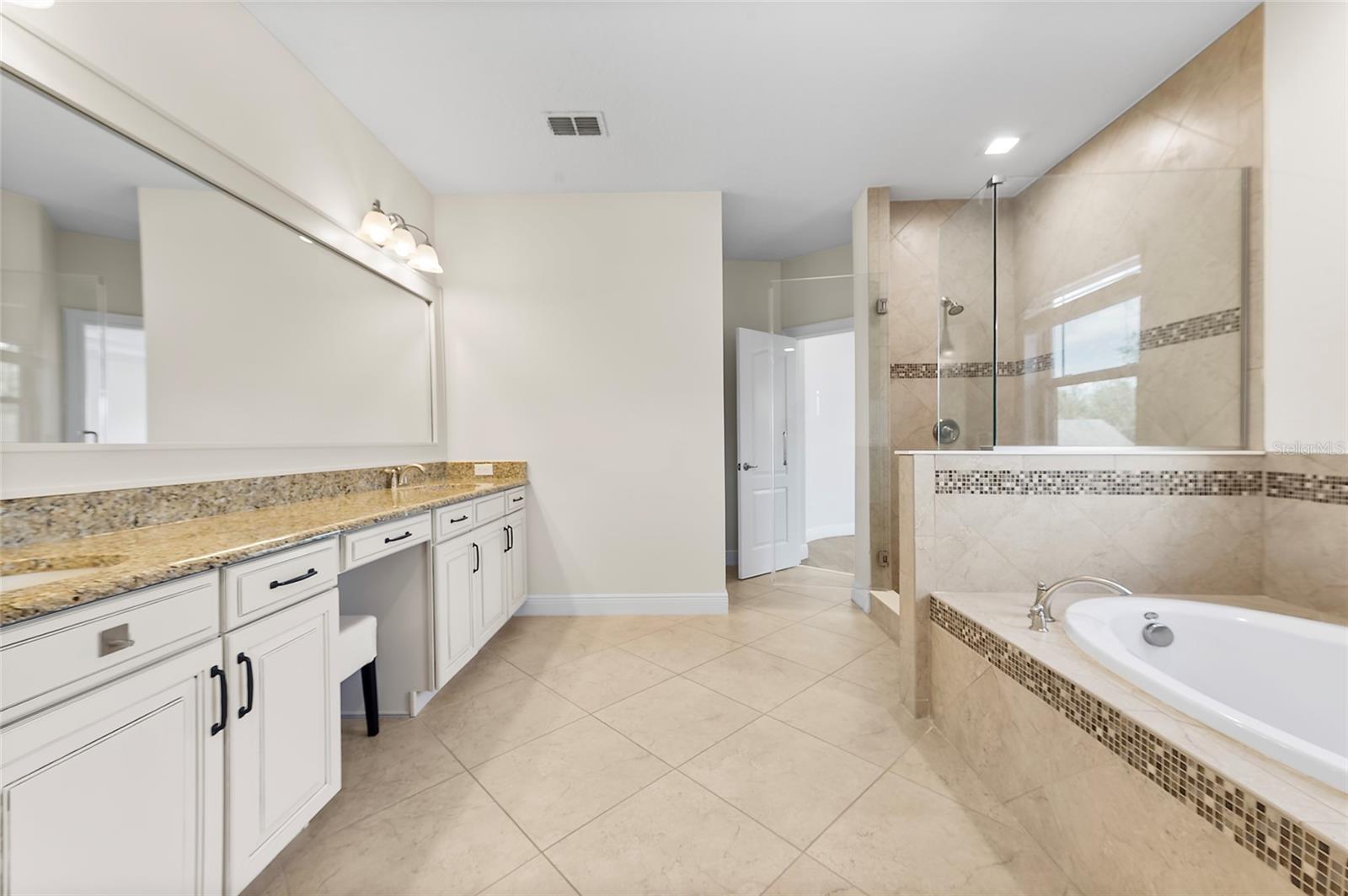 Image 40 of 48 For 808 Sherbourne Circle