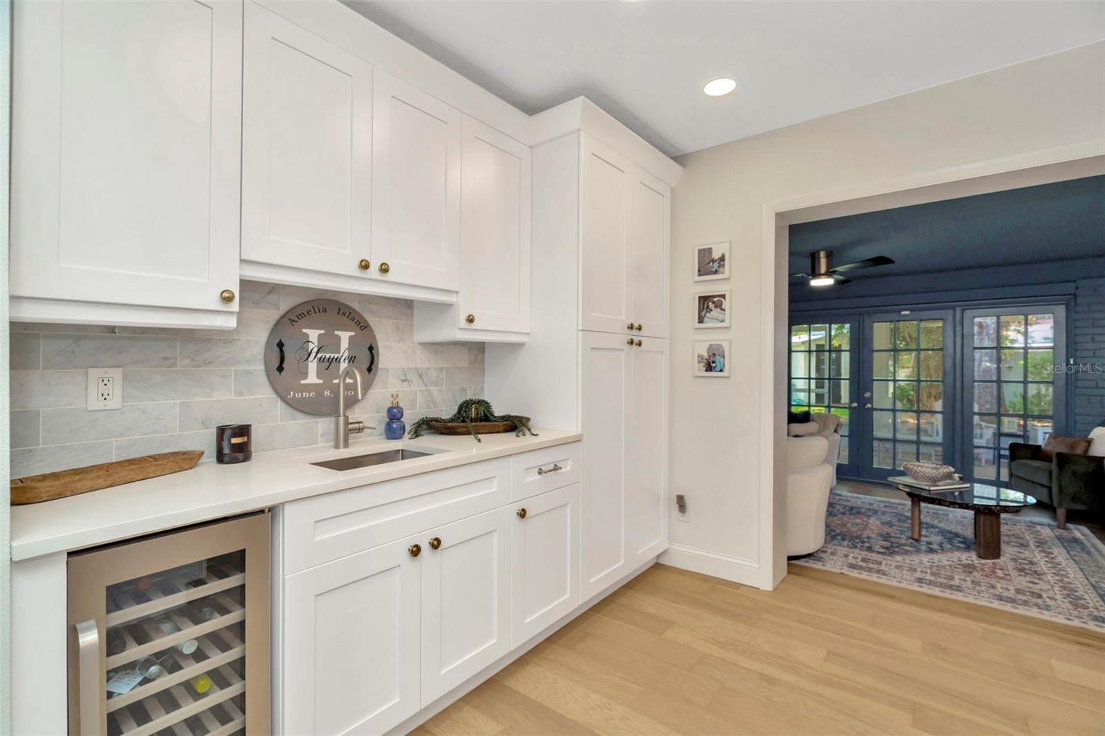 Listing photo id 11 for 709 Himes Avenue