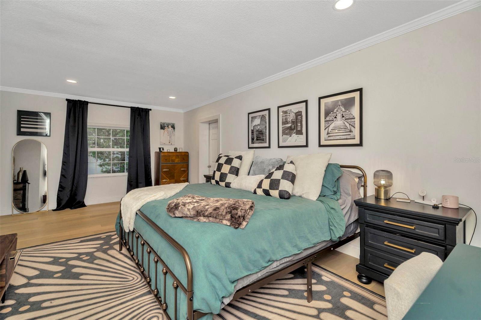 Listing photo id 19 for 709 Himes Avenue
