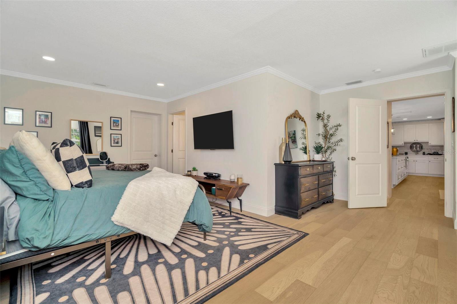 Listing photo id 21 for 709 Himes Avenue
