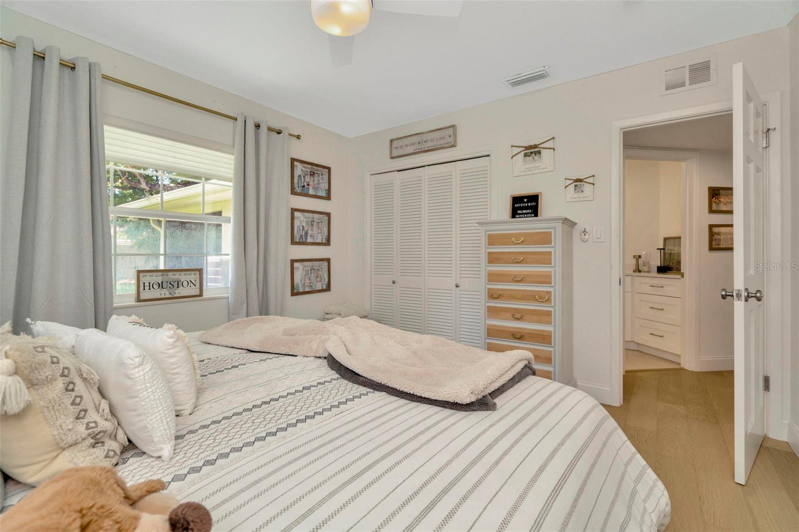 Listing photo id 27 for 709 Himes Avenue