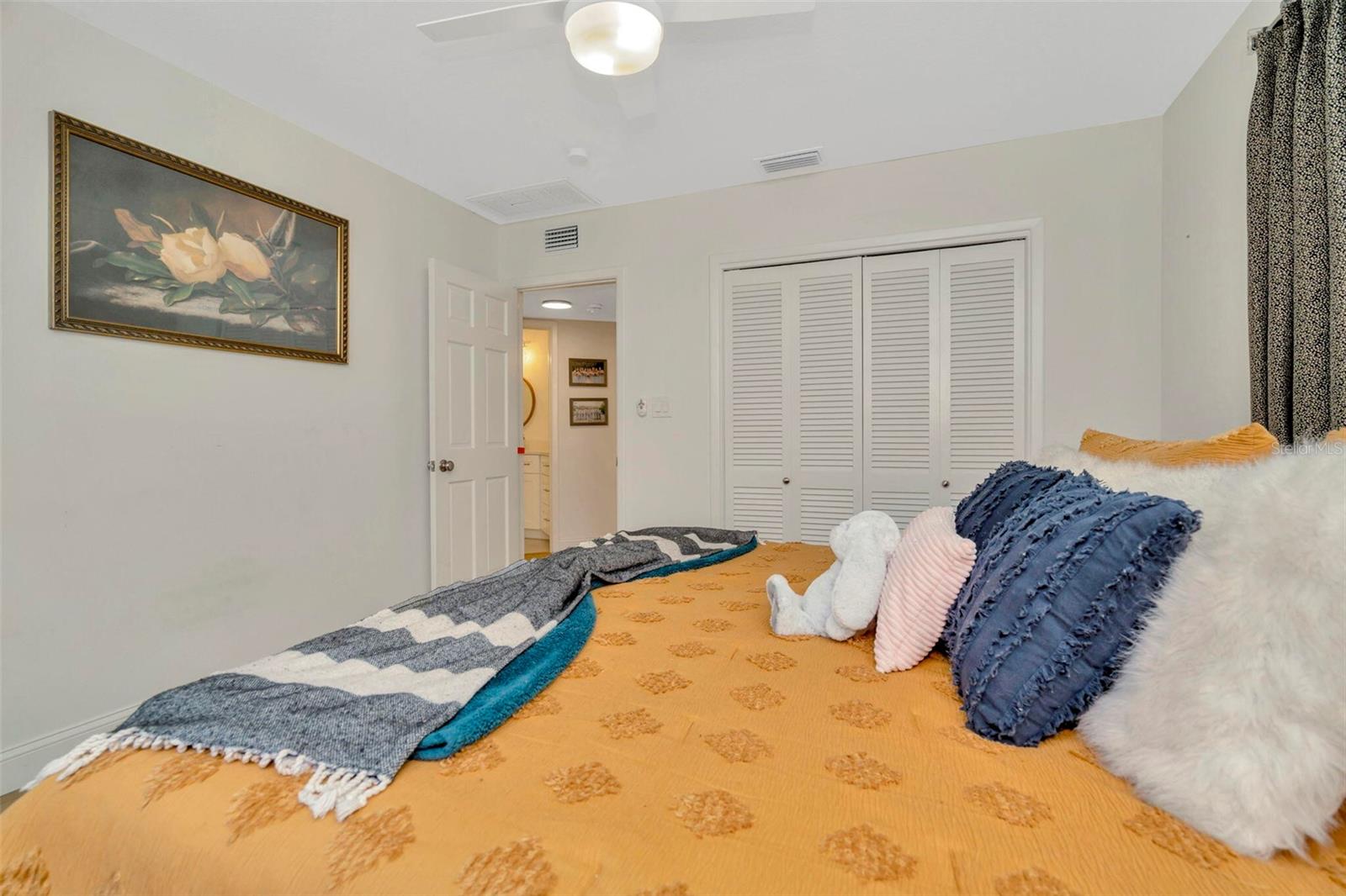 Listing photo id 30 for 709 Himes Avenue