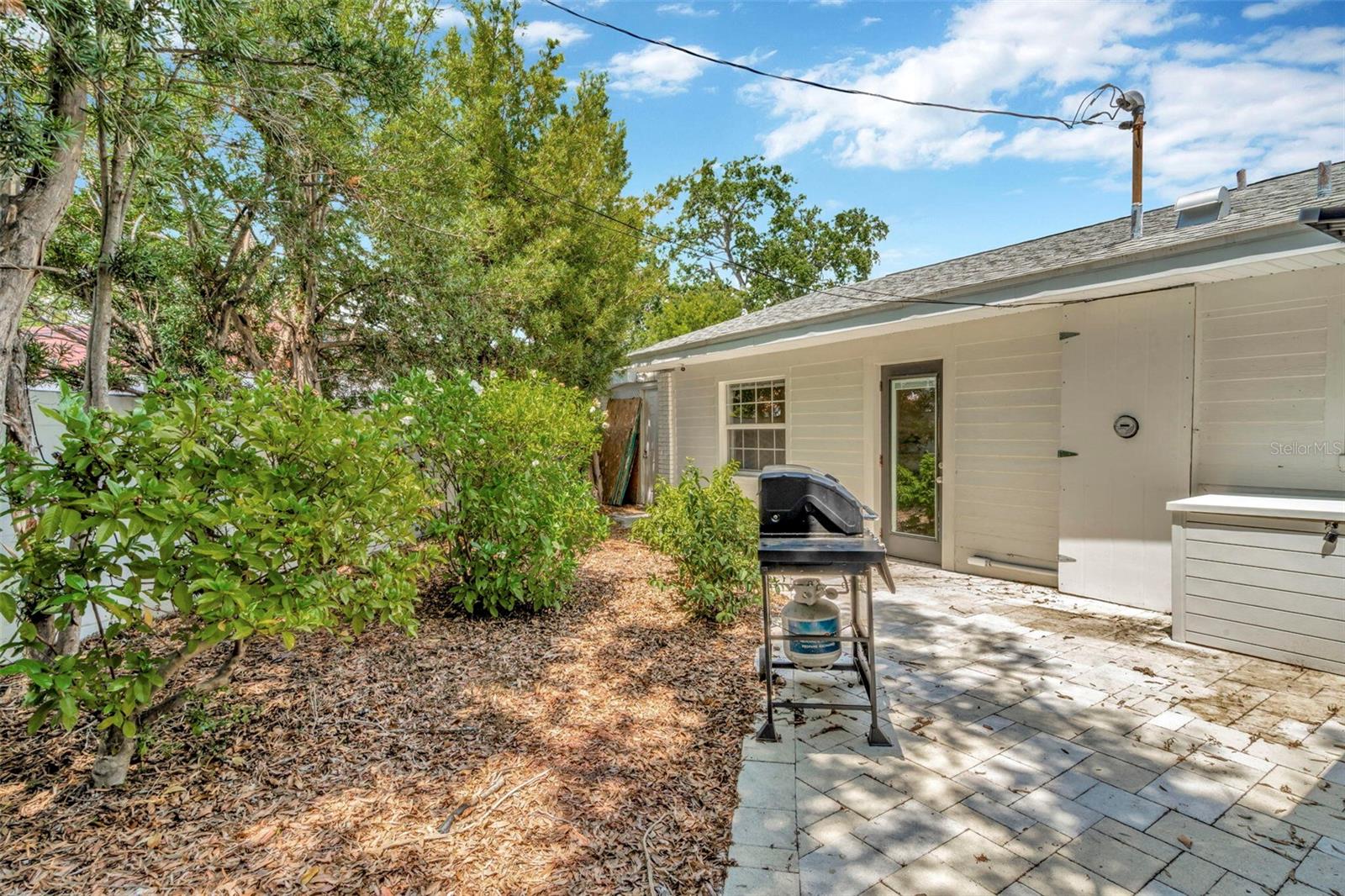 Listing photo id 40 for 709 Himes Avenue