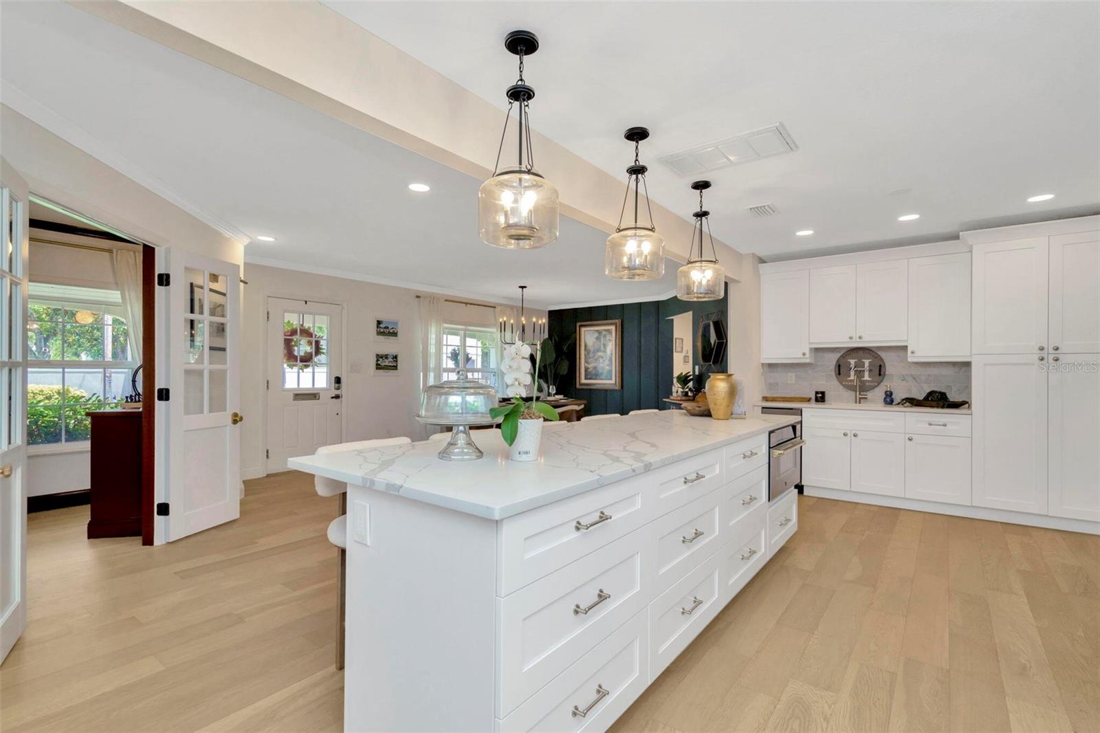 Listing photo id 5 for 709 Himes Avenue