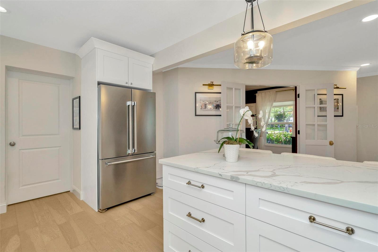 Listing photo id 6 for 709 Himes Avenue