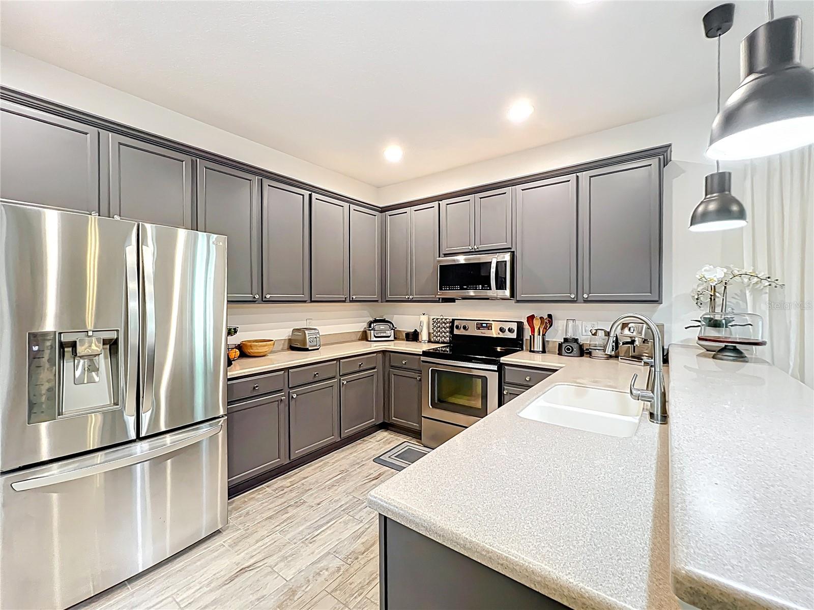 Image 13 of 41 For 11868 Thatcher Avenue