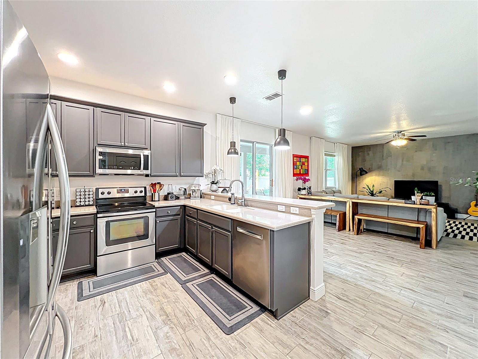 Image 14 of 41 For 11868 Thatcher Avenue