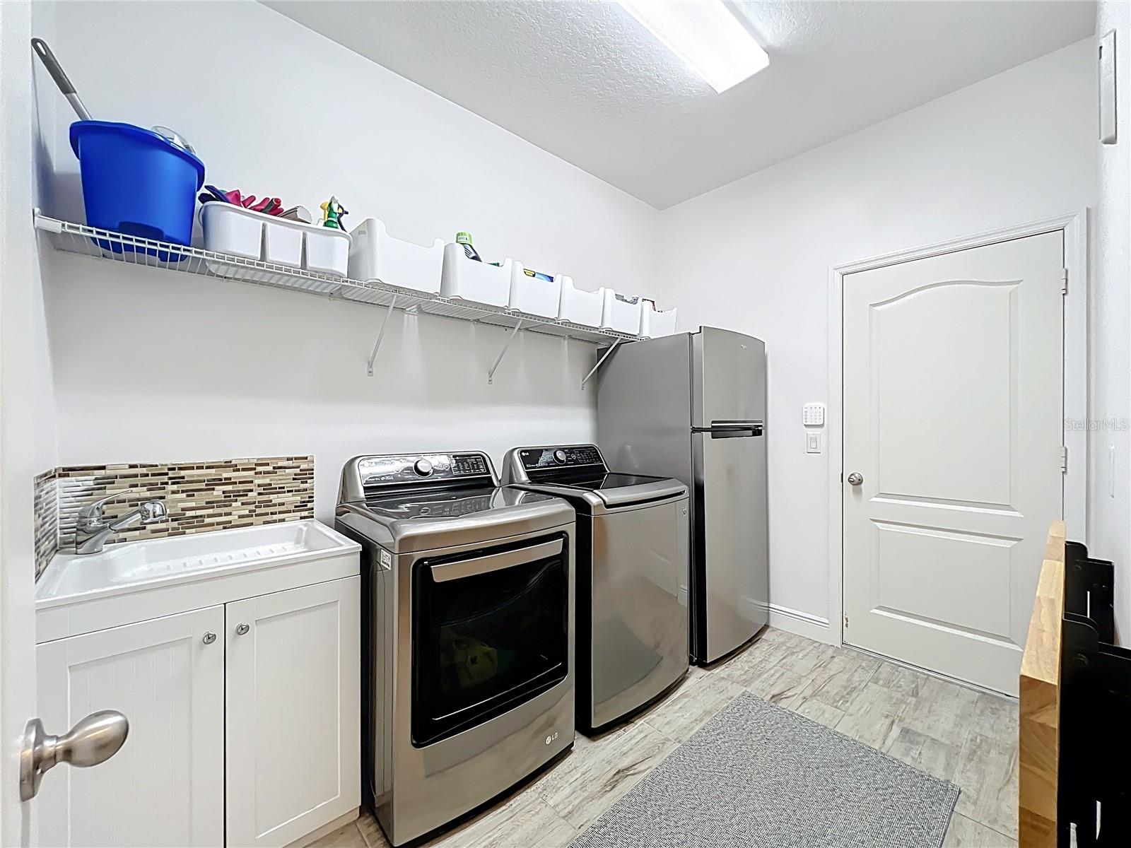 Image 19 of 41 For 11868 Thatcher Avenue