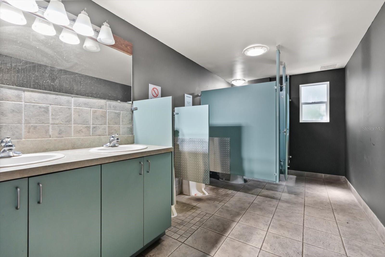 Image 17 of 20 For 421 Robinson Street