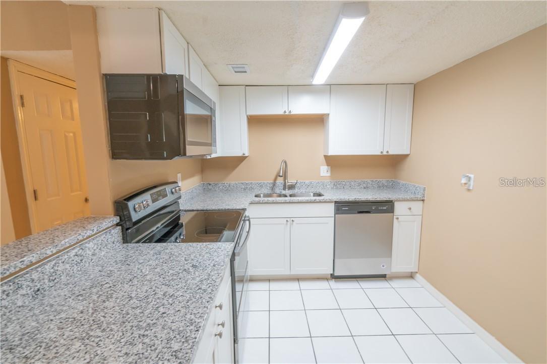 Image 3 of 15 For 914 Lake Destiny Road A