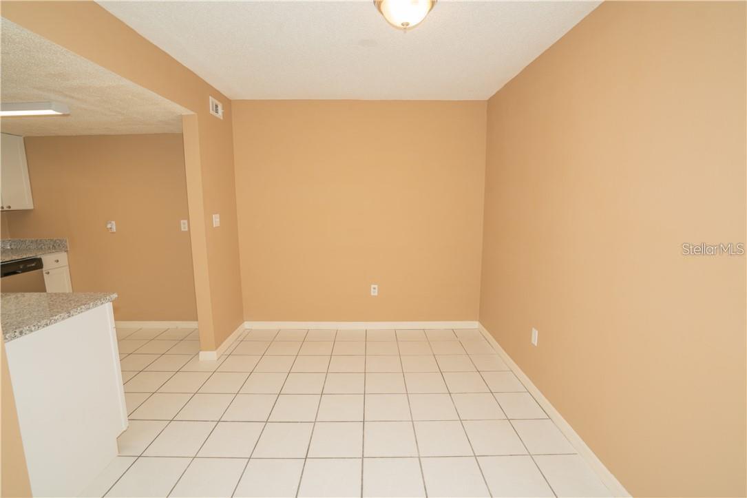 Image 4 of 15 For 914 Lake Destiny Road A