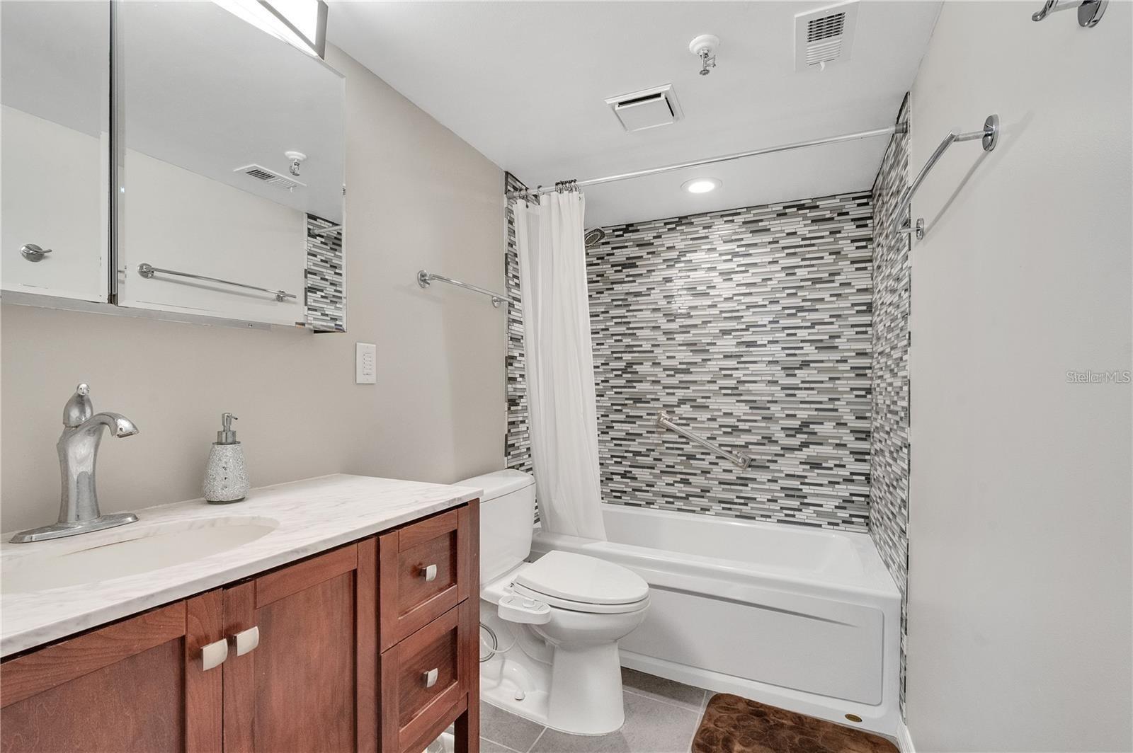 Image 10 of 12 For 400 Colonial Drive 1609