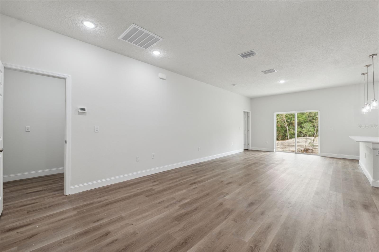 Listing photo id 11 for 2565 Laredo Drive