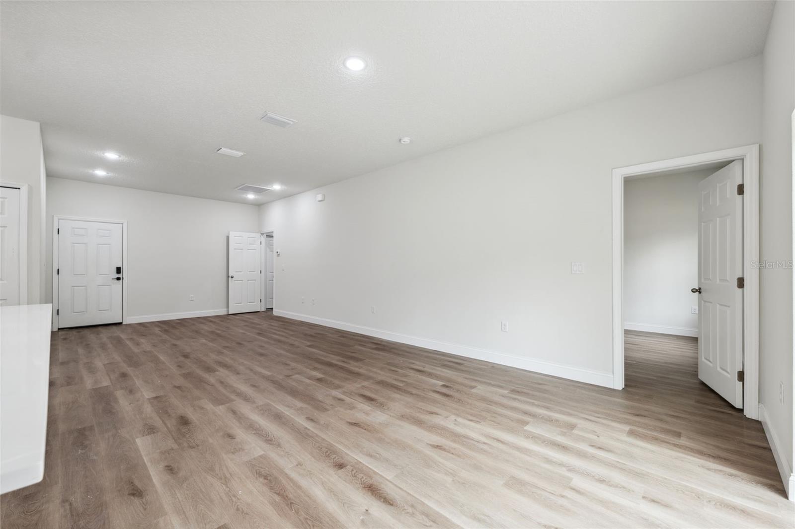 Listing photo id 13 for 2565 Laredo Drive