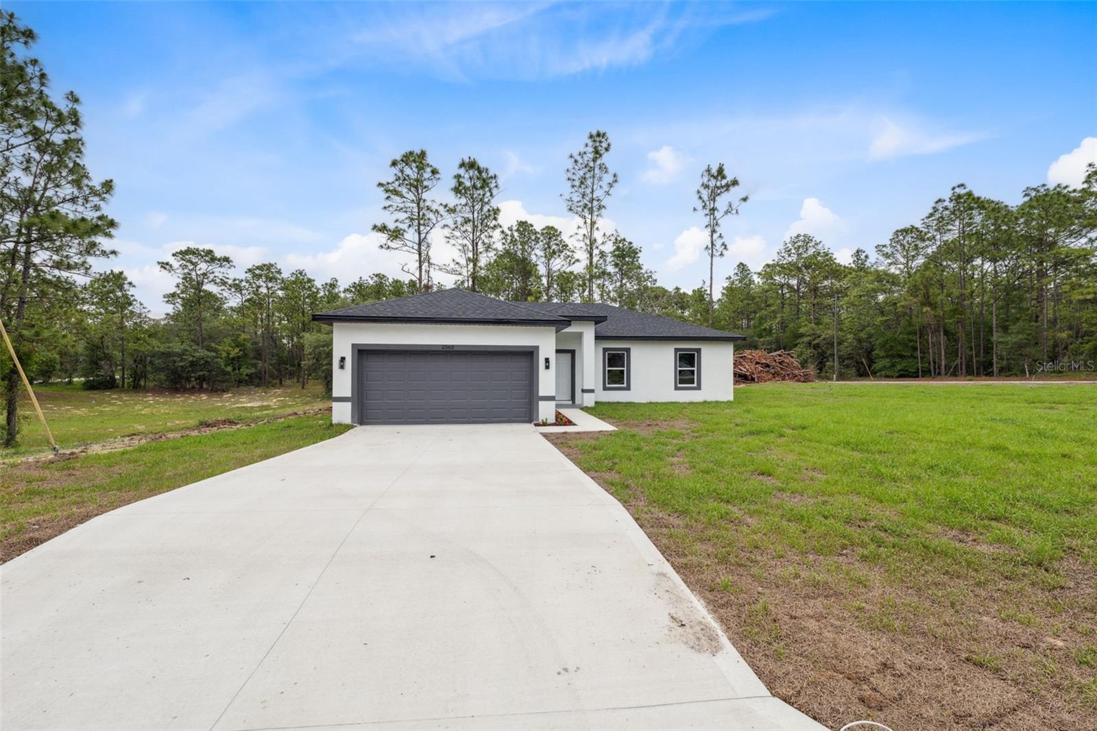 Listing photo id 0 for 2565 Laredo Drive