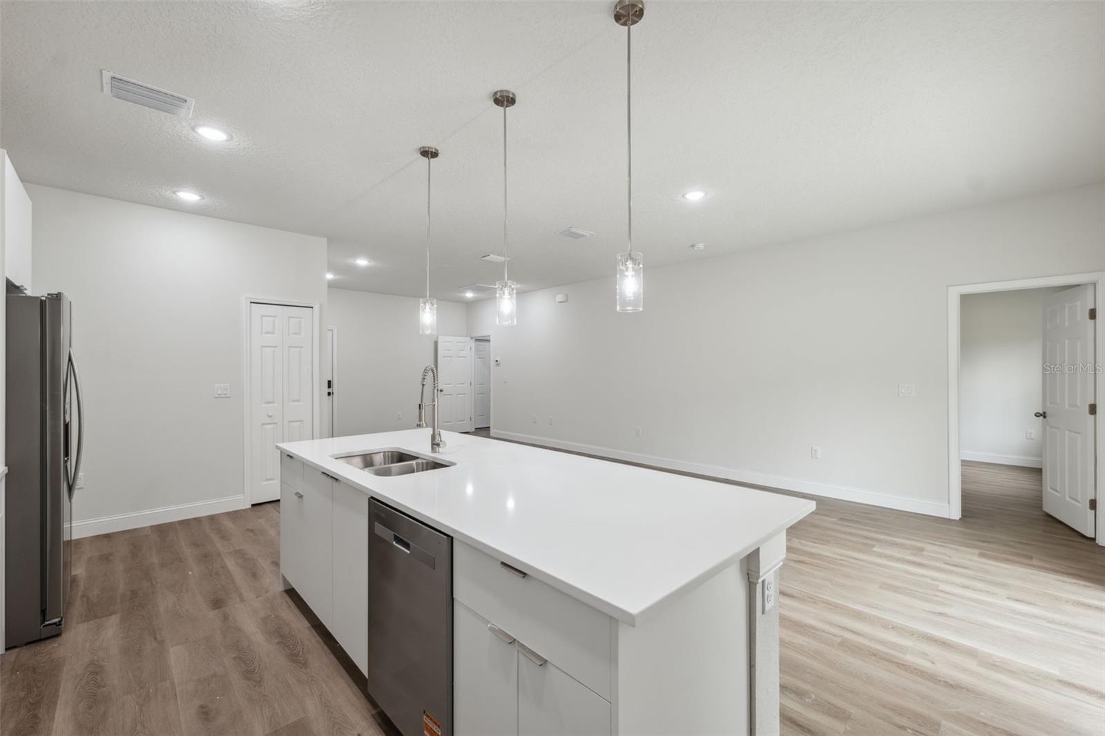 Listing photo id 18 for 2565 Laredo Drive